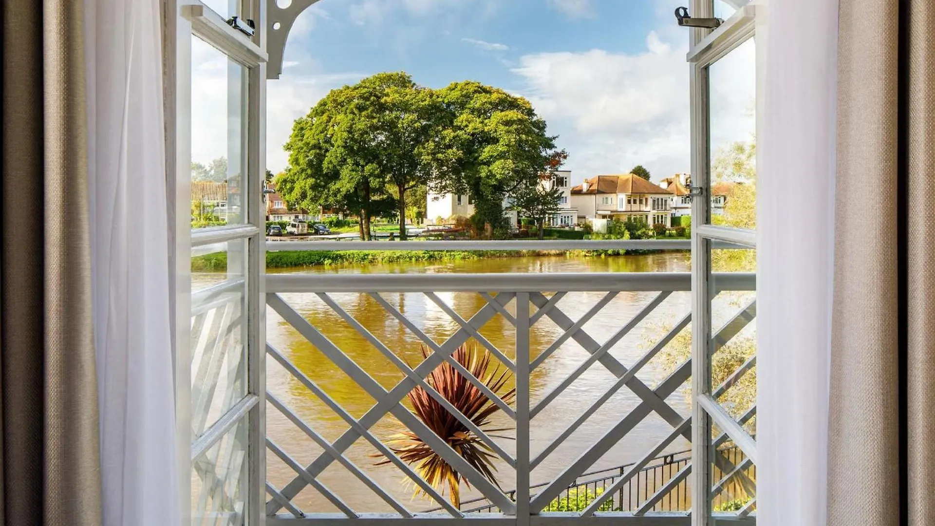 Sunday London Staines-Upon-Thames Ex Mercure Hotel