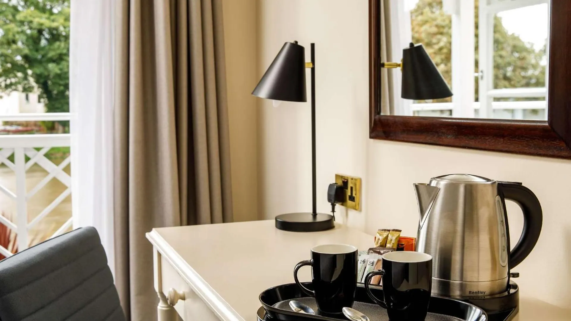 Sunday London Staines-Upon-Thames Ex Mercure Hotel United Kingdom