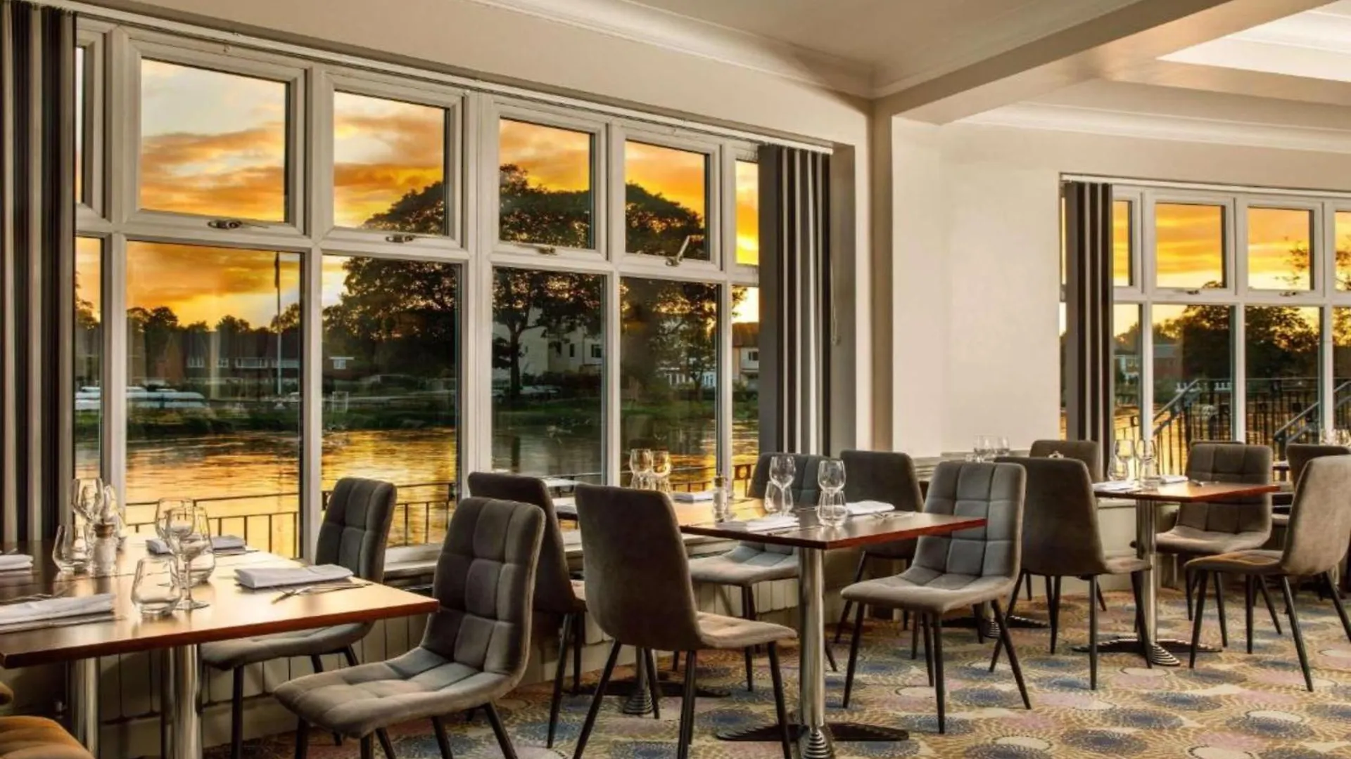 Sunday London Staines-Upon-Thames Ex Mercure Hotel United Kingdom