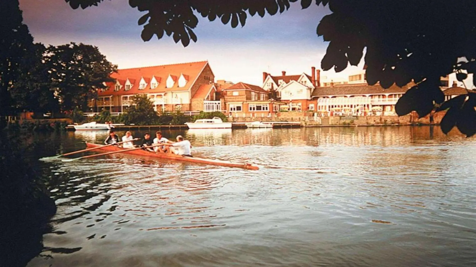 Sunday London Staines-Upon-Thames Ex Mercure Hotel