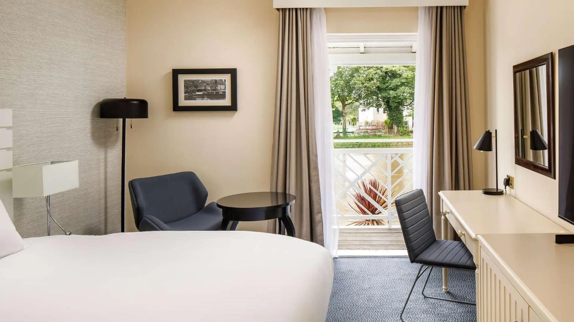 Sunday London Staines-Upon-Thames Ex Mercure Hotel United Kingdom