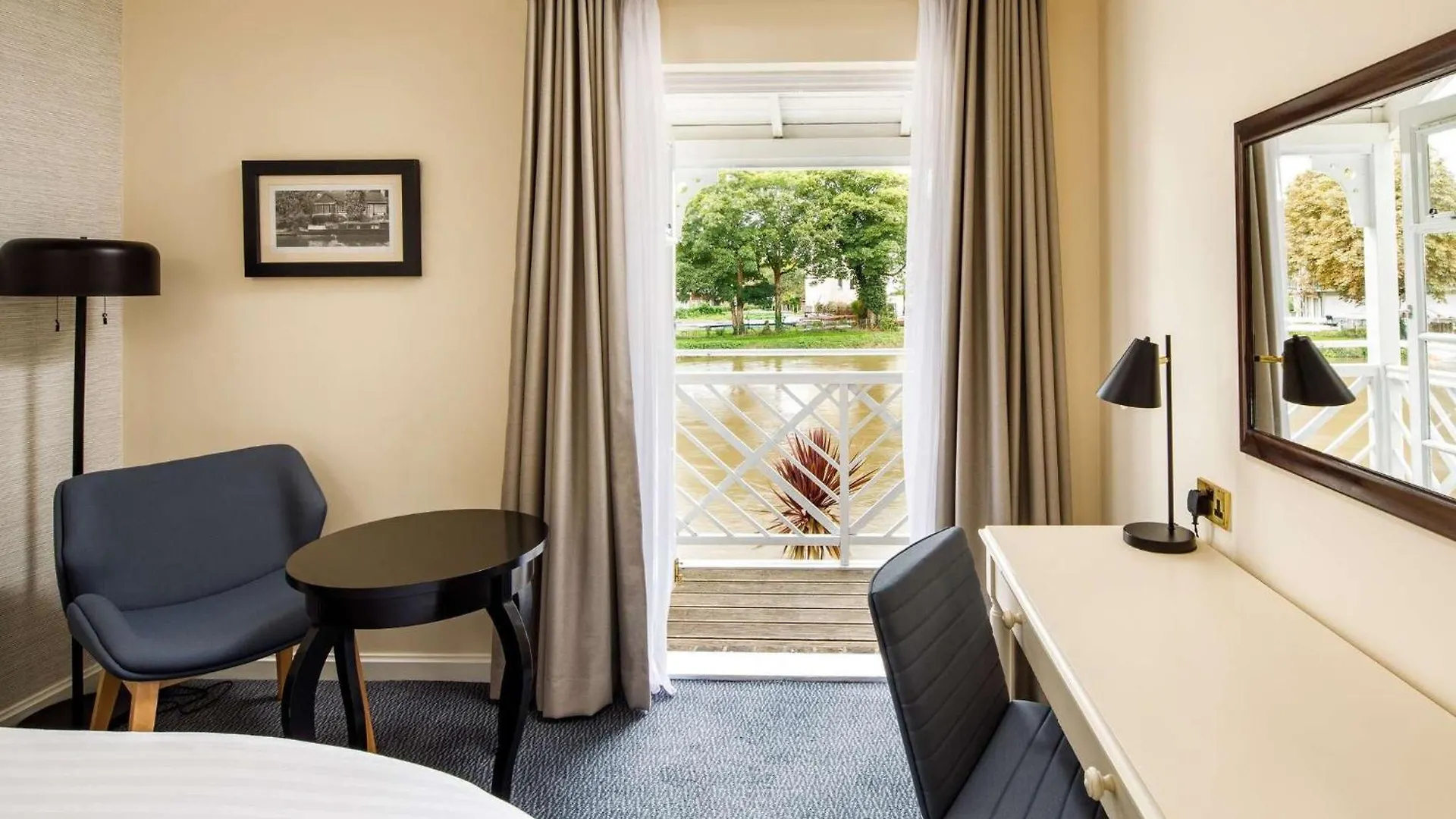 Sunday London Staines-Upon-Thames Ex Mercure Hotel