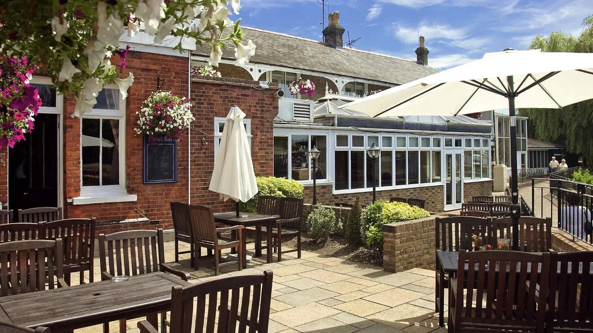 Sunday London Staines-Upon-Thames Ex Mercure Hotel